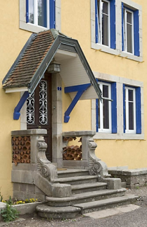 Logement principal. Le perron. © Région Bourgogne-Franche-Comté, Inventaire du patrimoine