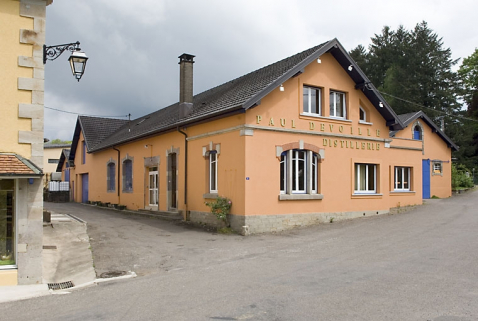 Atelier de conditionnement, chai et bureaux. Vue de trois quarts. © Région Bourgogne-Franche-Comté, Inventaire du patrimoine