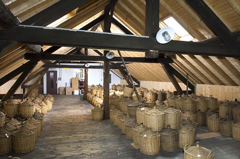Chai à l'étage de l'atelier de conditionnement (vieillissement des eaux-de-vie en bonbonnes). © Région Bourgogne-Franche-Comté, Inventaire du patrimoine