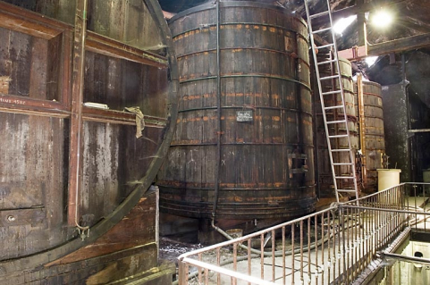 Etage de la cuverie. Alignement de foudres. © Région Bourgogne-Franche-Comté, Inventaire du patrimoine