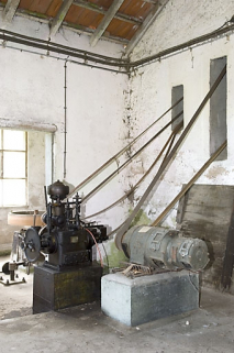 Rez-de-chaussée. Multiplicateur Goulut-Borne (de la turbine) et moteur électrique de la Cie Générale d'Electricité. © Région Bourgogne-Franche-Comté, Inventaire du patrimoine