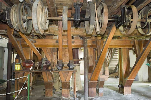 Rez-de-chaussée. Système de transmission et de circulation du blé par élévateurs à godets. © Région Bourgogne-Franche-Comté, Inventaire du patrimoine