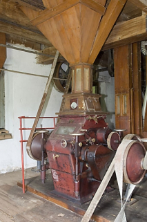 Premier étage. Appareil à cylindres doubles (convertissage). Vue de trois quarts droite. © Région Bourgogne-Franche-Comté, Inventaire du patrimoine
