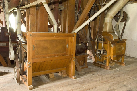 Deuxième étage. Brosses à son et à blé. © Région Bourgogne-Franche-Comté, Inventaire du patrimoine