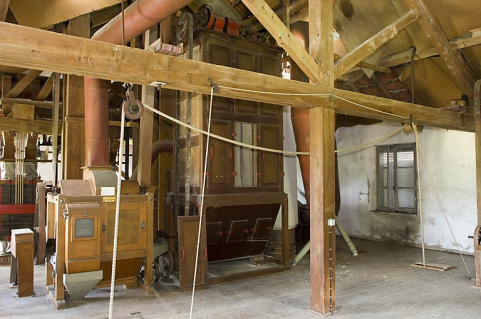 Troisième étage. Brosse à blé Socam et système d'aspiration centrale des Anciens Ets Schneider-Jacquet et Cie. © Région Bourgogne-Franche-Comté, Inventaire du patrimoine