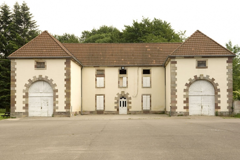 Ecuries et remises. Vue de face. © Région Bourgogne-Franche-Comté, Inventaire du patrimoine
