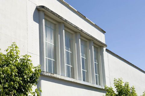 Façade sur rue des ateliers est. Détail d'une baie. © Région Bourgogne-Franche-Comté, Inventaire du patrimoine