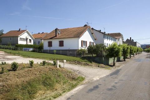 Logements. Vue d'ensemble depuis l'ouest. © Région Bourgogne-Franche-Comté, Inventaire du patrimoine