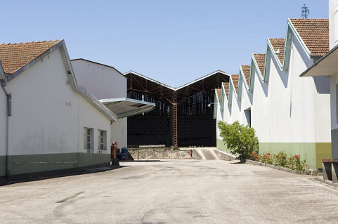 Extension nord de l'usine. Garages, entrepôt industriel (au fond) et magasin et menuiserie (à droite). © Région Bourgogne-Franche-Comté, Inventaire du patrimoine