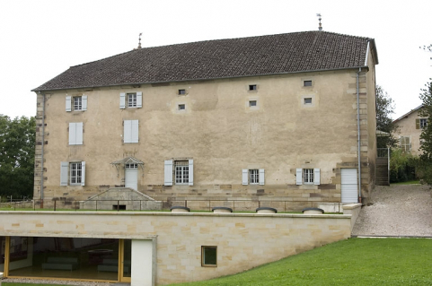 Façade postérieure de la maison abritant le logement patronal et diverses parties agricoles. © Région Bourgogne-Franche-Comté, Inventaire du patrimoine