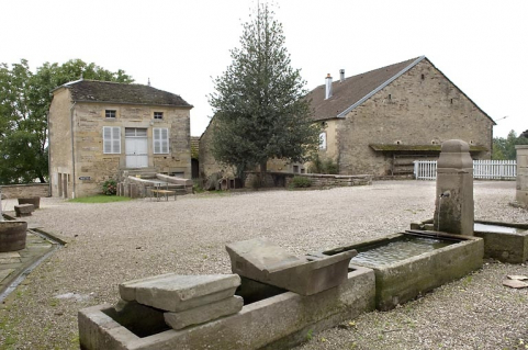 Grenier (à gauche) et fontaine dans la cour. © Région Bourgogne-Franche-Comté, Inventaire du patrimoine