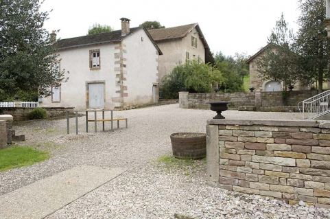 Vue d'ensemble depuis le sud de la cour. © Région Bourgogne-Franche-Comté, Inventaire du patrimoine