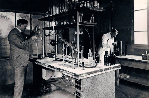 Laboratoire. René Petit et M. Gavoille. © Région Bourgogne-Franche-Comté, Inventaire du patrimoine