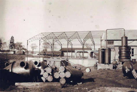 Mise en place de la charpente du bâtiment des fours. © Région Bourgogne-Franche-Comté, Inventaire du patrimoine