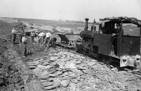Ouvriers de la carrière et locotracteur. © Région Bourgogne-Franche-Comté, Inventaire du patrimoine Ouvriers de la carrière et locotracteur. © Région Bourgogne-Franche-Comté, Inventaire du patrimoine