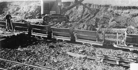 Chargement des wagonnets à la carrière. © Région Bourgogne-Franche-Comté, Inventaire du patrimoine