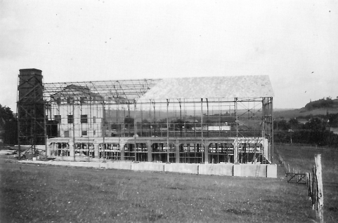 La raffinerie en construction depuis le sud. © Région Bourgogne-Franche-Comté, Inventaire du patrimoine