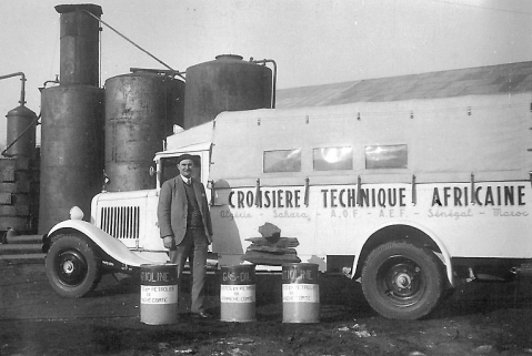 Ravitaillement en « Nationaline » de la Croisière Technique Africaine. © Région Bourgogne-Franche-Comté, Inventaire du patrimoine Ravitaillement en « Nationaline » de la Croisière Technique Africaine. © Région Bourgogne-Franche-Comté, Inventaire du patrimoine