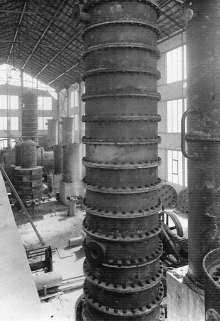 Intérieur de la raffinerie. Colonnes de distillation. © Région Bourgogne-Franche-Comté, Inventaire du patrimoine Intérieur de la raffinerie. Colonnes de distillation. © Région Bourgogne-Franche-Comté, Inventaire du patrimoine