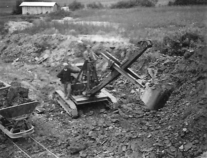 La pelle mécanique. Chargement d'un wagonnet. © Région Bourgogne-Franche-Comté, Inventaire du patrimoine