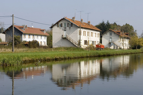 Maisons de la cité ouvrière, depuis le canal. © Région Bourgogne-Franche-Comté, Inventaire du patrimoine
