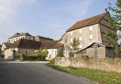 Vue d'ensemble depuis le sud-est. © Région Bourgogne-Franche-Comté, Inventaire du patrimoine Vue d'ensemble depuis le sud-est. © Région Bourgogne-Franche-Comté, Inventaire du patrimoine