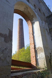 La cheminée depuis une ouverture du bâtiment des bureaux. © Région Bourgogne-Franche-Comté, Inventaire du patrimoine La cheminée depuis une ouverture du bâtiment des bureaux. © Région Bourgogne-Franche-Comté, Inventaire du patrimoine