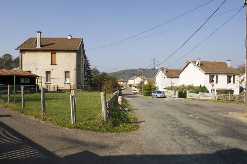 Vue d'ensemble depuis le sud-est. © Région Bourgogne-Franche-Comté, Inventaire du patrimoine Vue d'ensemble depuis le sud-est. © Région Bourgogne-Franche-Comté, Inventaire du patrimoine