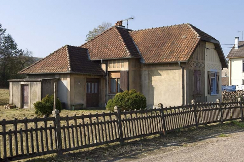 Maison double en rez-de-chaussée. Vue de trois quarts. © Région Bourgogne-Franche-Comté, Inventaire du patrimoine Maison double en rez-de-chaussée. Vue de trois quarts. © Région Bourgogne-Franche-Comté, Inventaire du patrimoine