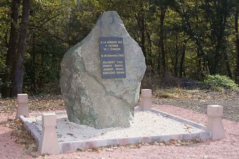 Puits de l'Etançon. Stèle dressée en souvenir de l'accident de 1950. © Région Bourgogne-Franche-Comté, Inventaire du patrimoine Puits de l'Etançon. Stèle dressée en souvenir de l'accident de 1950. © Région Bourgogne-Franche-Comté, Inventaire du patrimoine