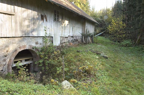 Façade occidentale. A gauche : ouverture en plein-cintre abritant la turbine. © Région Bourgogne-Franche-Comté, Inventaire du patrimoine
