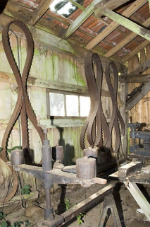 Intérieur de l'atelier d'affûtage. Lames de scie à ruban. © Région Bourgogne-Franche-Comté, Inventaire du patrimoine