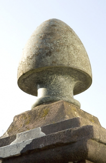 Elément décoratif en granit coiffant un des piliers de l'entrée. © Région Bourgogne-Franche-Comté, Inventaire du patrimoine