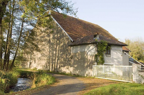 Bâtiment abritant les parties agricoles et les cellules à grain. © Région Bourgogne-Franche-Comté, Inventaire du patrimoine