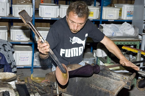 Façonnage du pied de la lampe. © Région Bourgogne-Franche-Comté, Inventaire du patrimoine Façonnage du pied de la lampe. © Région Bourgogne-Franche-Comté, Inventaire du patrimoine