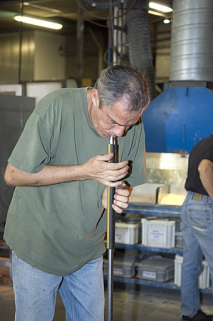 Soufflage d'un pied de lampe. © Région Bourgogne-Franche-Comté, Inventaire du patrimoine