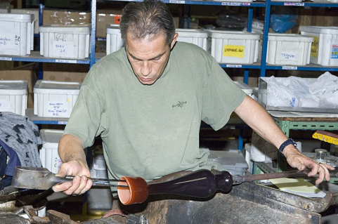 Façonnage du pied de la lampe (2). © Région Bourgogne-Franche-Comté, Inventaire du patrimoine