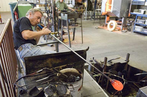 Soufflage de la paraison. © Région Bourgogne-Franche-Comté, Inventaire du patrimoine