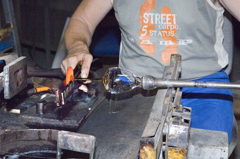 Formation du pied du verre. Vue rapprochée. © Région Bourgogne-Franche-Comté, Inventaire du patrimoine