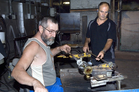Réception du verre par le poseur de jambe. © Région Bourgogne-Franche-Comté, Inventaire du patrimoine