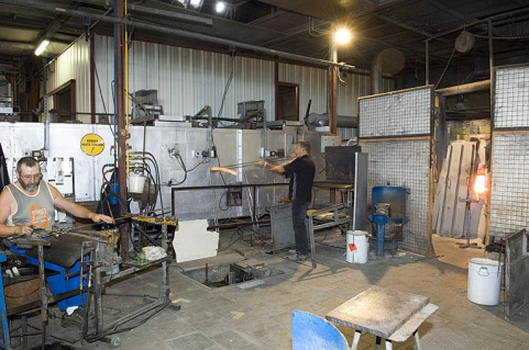 Atelier verrerie main. Mouleur et cueilleur marbreur. © Région Bourgogne-Franche-Comté, Inventaire du patrimoine