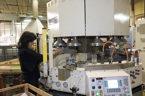Opératrice sur la machine coupeuse-fletteuse. © Région Bourgogne-Franche-Comté, Inventaire du patrimoine