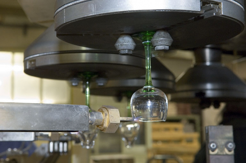 Flettage (ou rebrûlage) des bords d'un verre. © Région Bourgogne-Franche-Comté, Inventaire du patrimoine Flettage (ou rebrûlage) des bords d'un verre. © Région Bourgogne-Franche-Comté, Inventaire du patrimoine