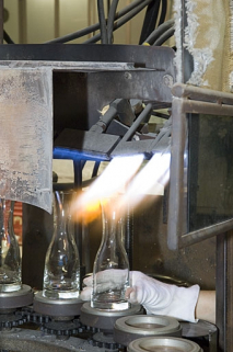 Flettage de carafes (atelier Articles de table). © Région Bourgogne-Franche-Comté, Inventaire du patrimoine Flettage de carafes (atelier Articles de table). © Région Bourgogne-Franche-Comté, Inventaire du patrimoine