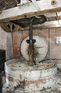 Meules de broyage de la terre (atelier dit pilerie). © Région Bourgogne-Franche-Comté, Inventaire du patrimoine