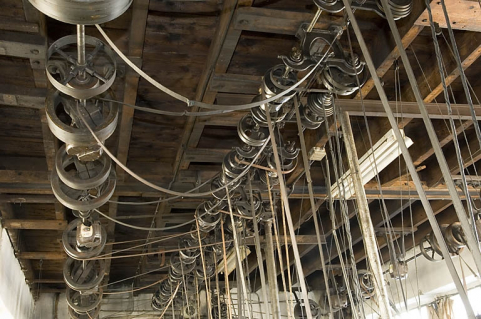 Poulies et courroies en cuir du système de transmission. © Région Bourgogne-Franche-Comté, Inventaire du patrimoine