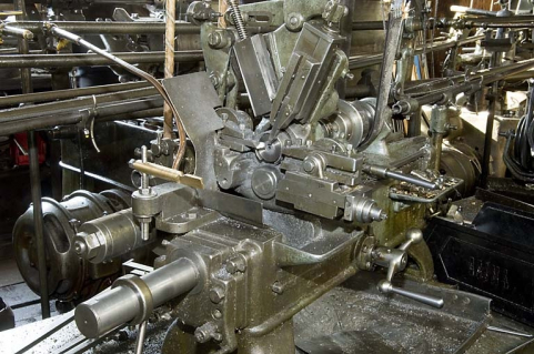 Tour à décolleter Petermann (M). Détail des outils de coupe (au centre). © Région Bourgogne-Franche-Comté, Inventaire du patrimoine