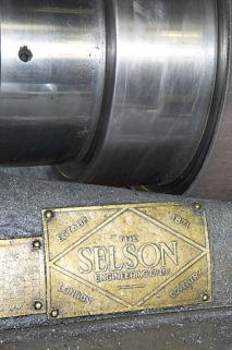 Tour horizontal parallèle Selson (A). Détail de la plaque de constructeur. © Région Bourgogne-Franche-Comté, Inventaire du patrimoine