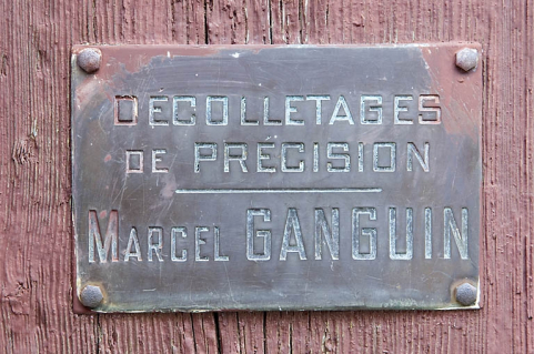 Plaque figurant sur la porte de l'atelier. © Région Bourgogne-Franche-Comté, Inventaire du patrimoine