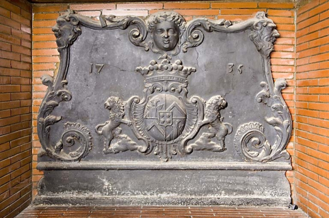 Détail de la plaque de cheminée au fond du salon. © Région Bourgogne-Franche-Comté, Inventaire du patrimoine
